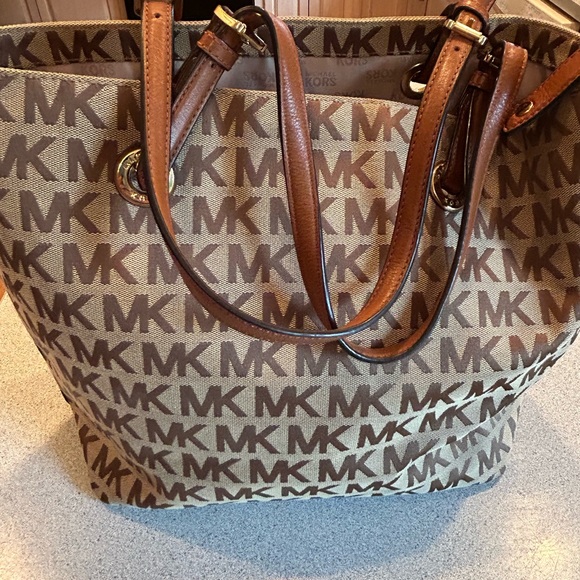 Gorgeous, Michael Kors vintage bag❤️ - Picture 3 of 5